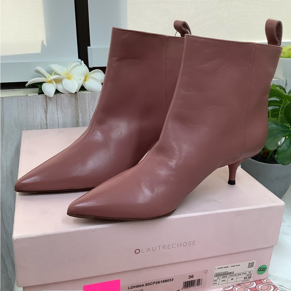 Mauve Pointed-Toe Leather Ankle Booties